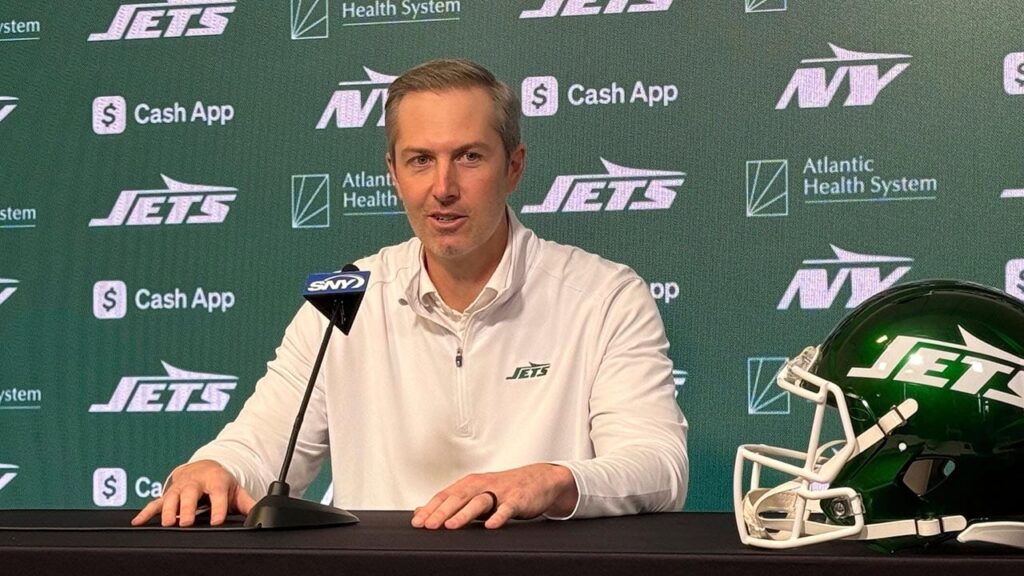 Jets GM avoids Aaron Rodgers questions after QB’s recent criticism Jets GM avoids Aaron Rodgers questions after QB’s recent criticism