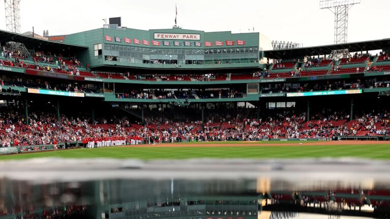 Red Sox fan catches foul ball with own food