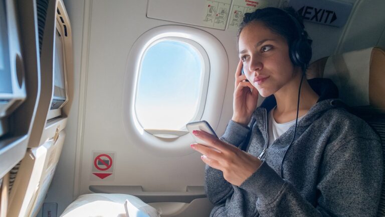 A traveler’s decision to deny a seat swap request sparks social media debate