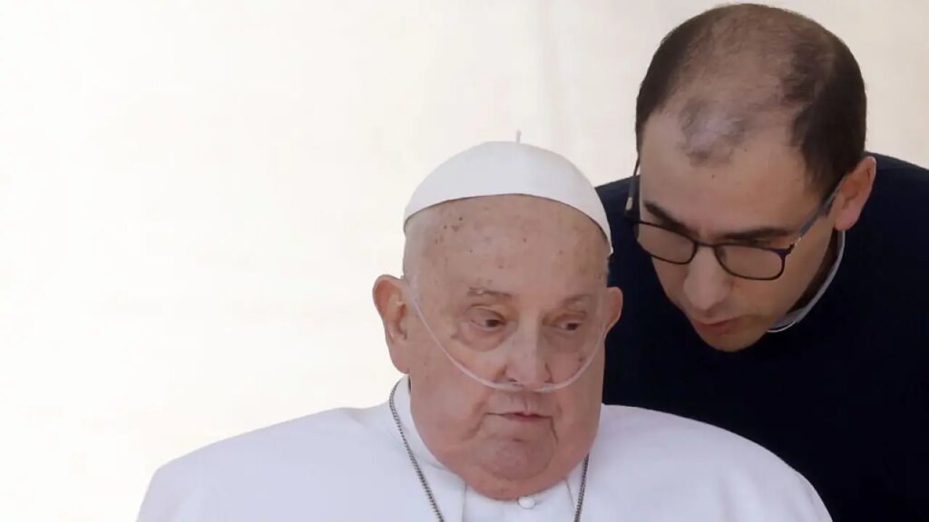 Pope Francis makes first public appearance in weeks Pope Francis makes first public appearance in weeks