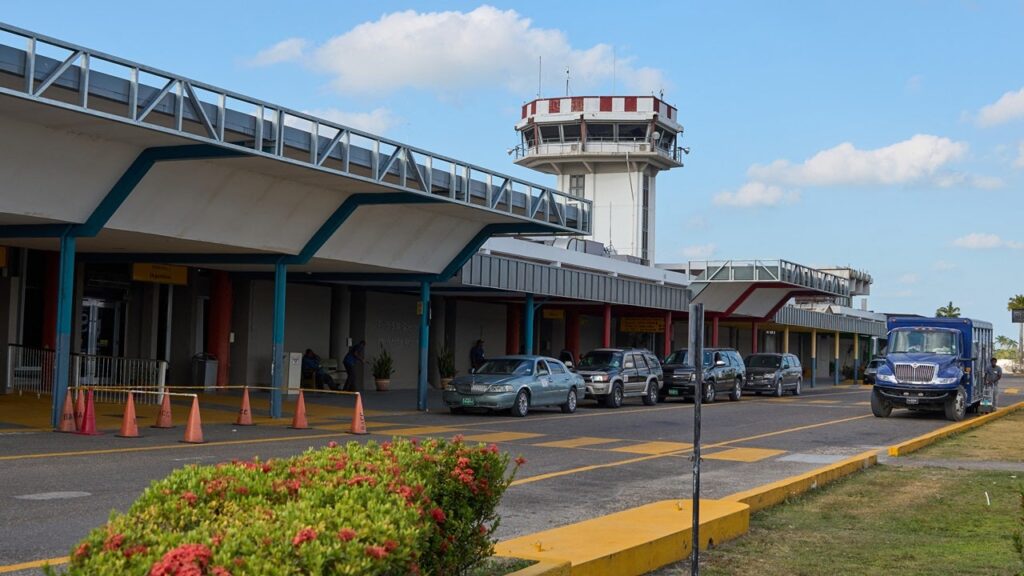 US man stabs 2 passengers and pilot before fatally shot while hijacking small plane in Belize US man stabs 2 passengers and pilot before fatally shot while hijacking small plane in Belize