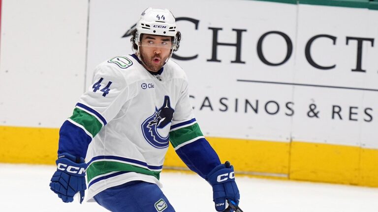 Canucks make NHL history with incredible 3rd-period comeback in win