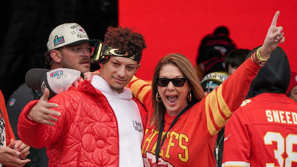 Patrick Mahomes’ mom visits White House after Trump shoutout Patrick Mahomes’ mom visits White House after Trump shoutout