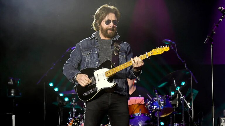 Ronnie Dunn, Brooks & Dunn member, walks offstage mid-song