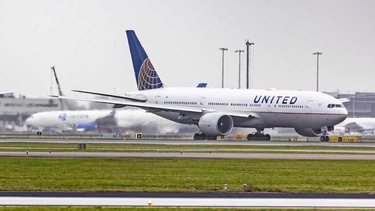 United raises airport lounge fees to counter overcrowding