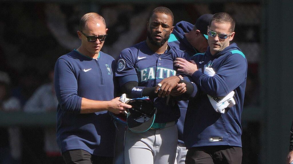 Mariners star Victor Robles suffers injury after slamming into wall during catch Mariners star Victor Robles suffers injury after slamming into wall during catch
