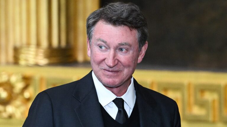 Wayne Gretzky reacts to Alex Ovechkin tying his goals record