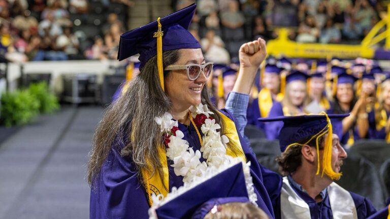 Mom of 5 earns degree after going completely blind, now aims to help others