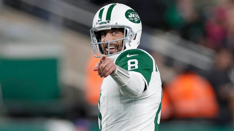 Aaron Rodgers officially signs Steelers’ one-year contract
