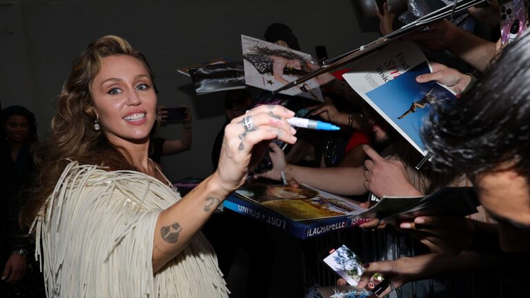 Miley Cyrus heckled into singing at Tribeca Festival