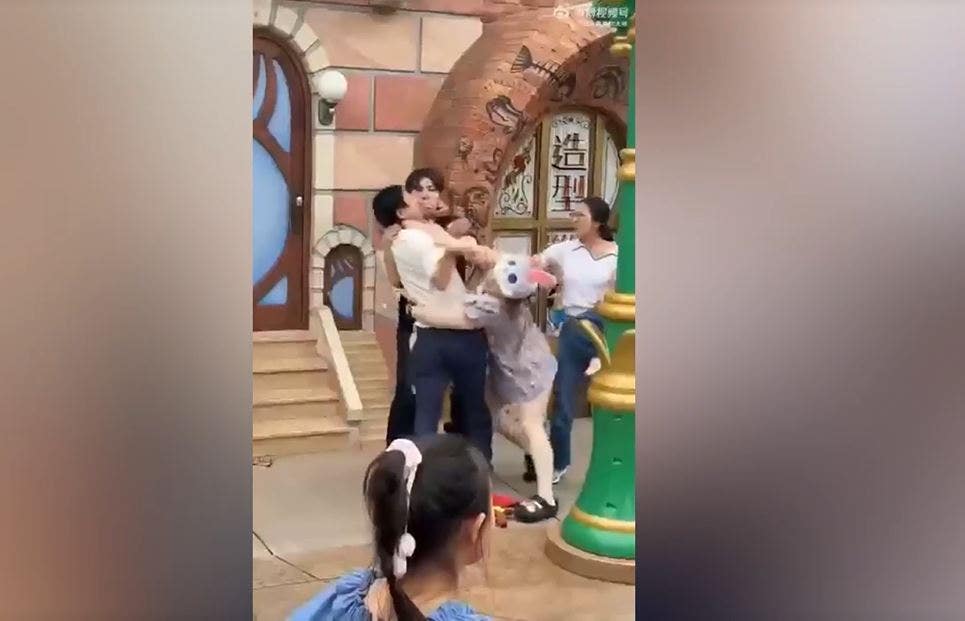 Fight breaks out between couples is caught on video at Disneyland China Fight breaks out between couples is caught on video at Disneyland China