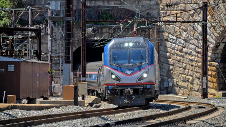 Passengers stranded with no AC on Amtrak train amid heat wave