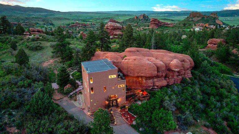 Colorado’s M ‘rock house’ integrates 200-million-year-old red rocks into its design