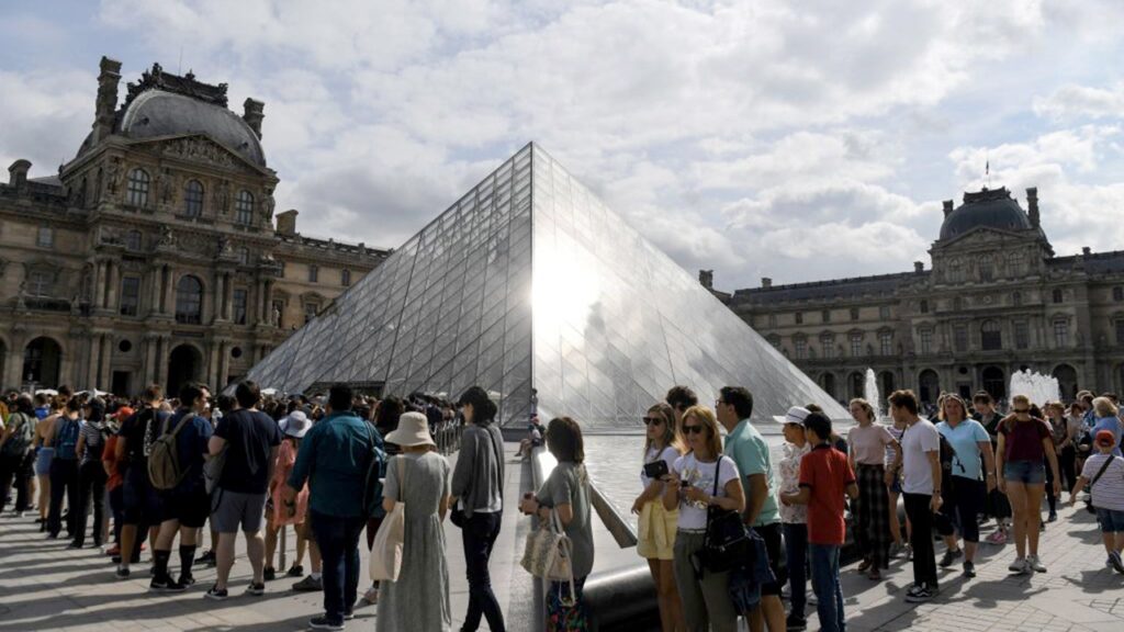 World’s most visited museum shuts down as Louvre staff have a problem with crowds World’s most visited museum shuts down as Louvre staff have a problem with crowds
