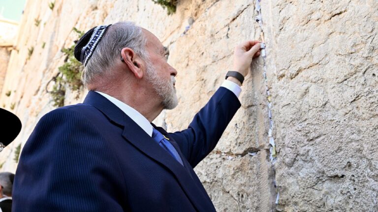 Huckabee defends Jewish connection to Israel through archaeological proof