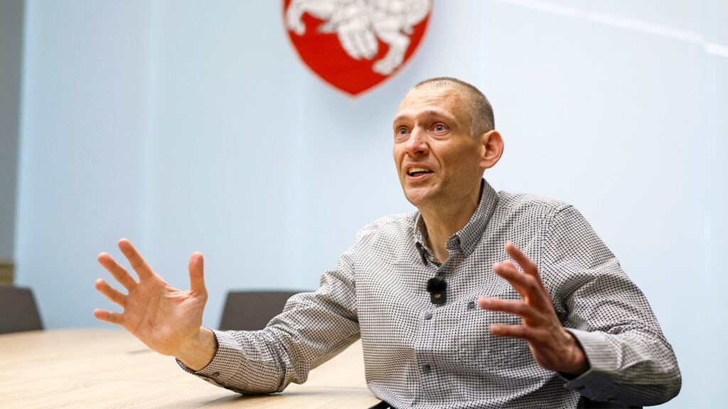 Freed Belarusian dissident details torture, urges release of prisoners