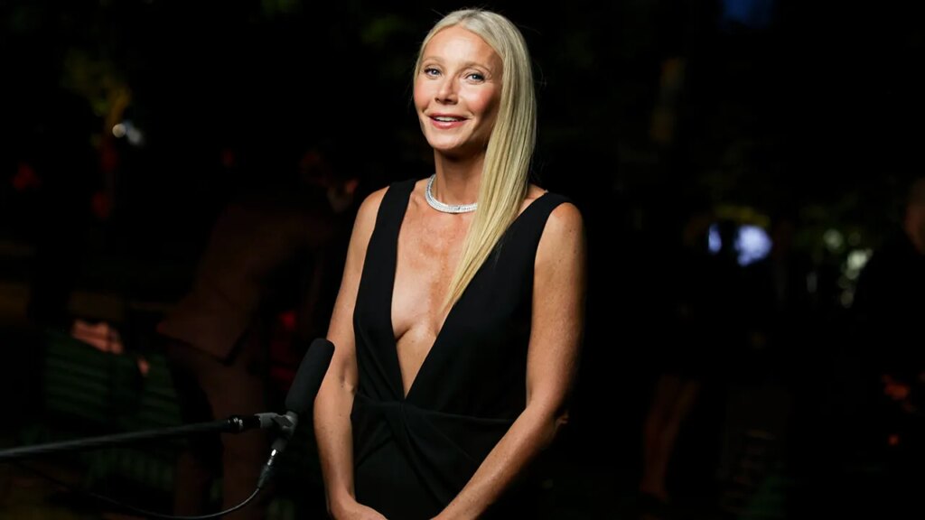 Gwyneth Paltrow poses in blue bikini on the beach with husband Gwyneth Paltrow poses in blue bikini on the beach with husband
