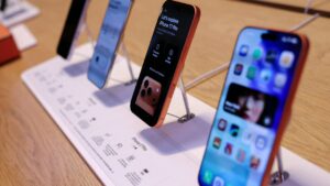 Apple to lead smartphone shipments in 2025 for first time since 2011