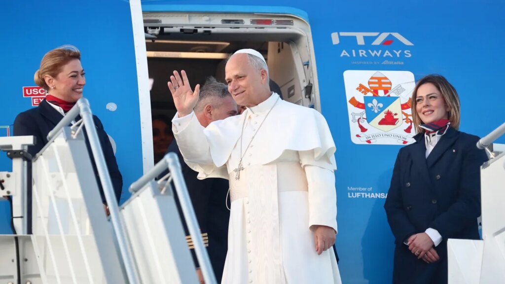 Sean Duffy praises Pope Leo XIV’s airplane attire amid new civility campaign