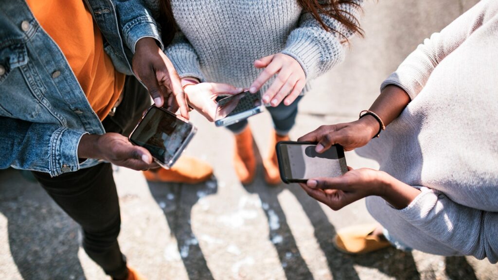 HHS launches cellphone radiation health study to determine safety levels